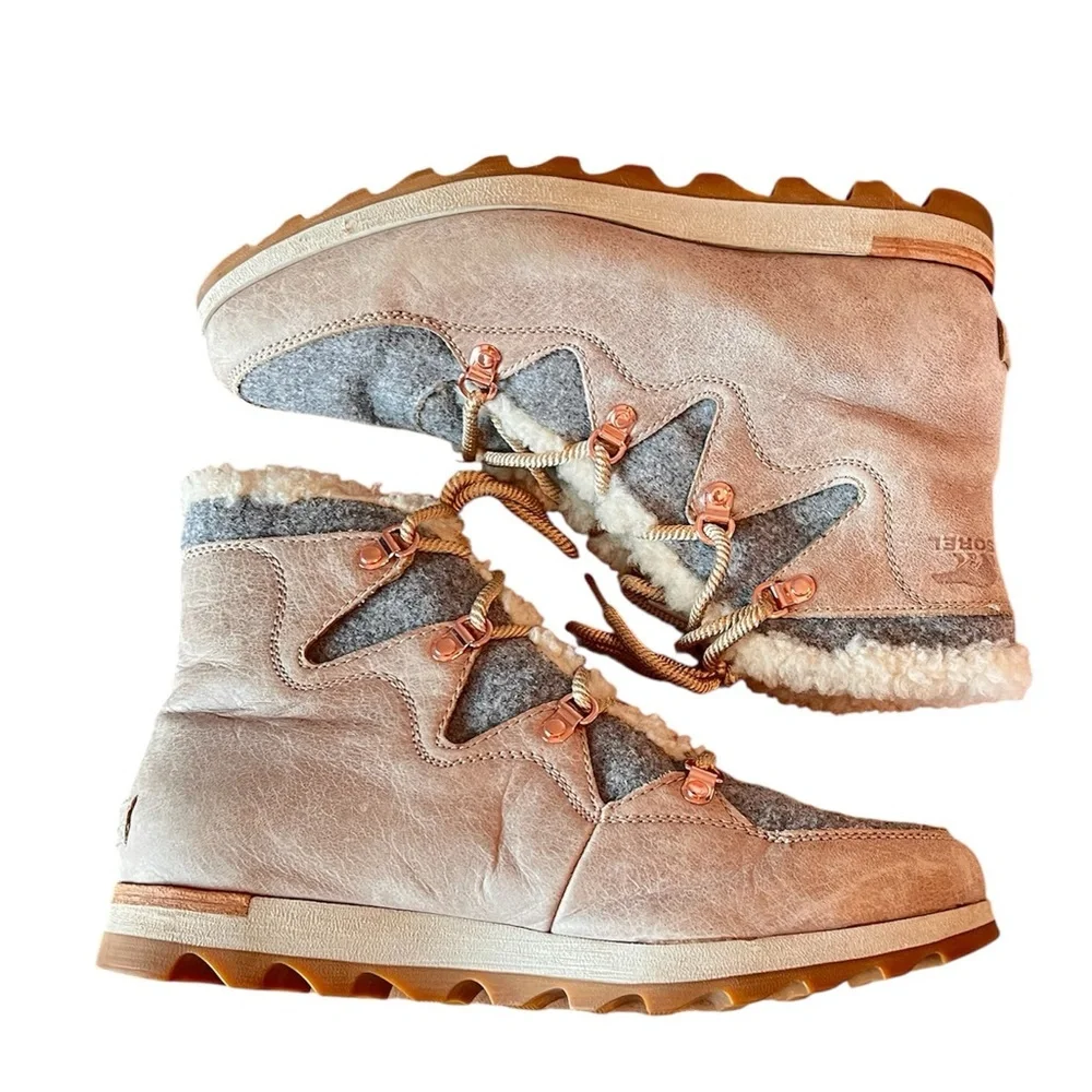 Sorel Women’s Sneakchic Alpine Holiday Bootie Tan size 11